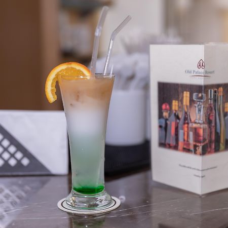 Old Palace Resort Sahl Hasheesh Hurghada Esterno foto A Blue Hawaii cocktail