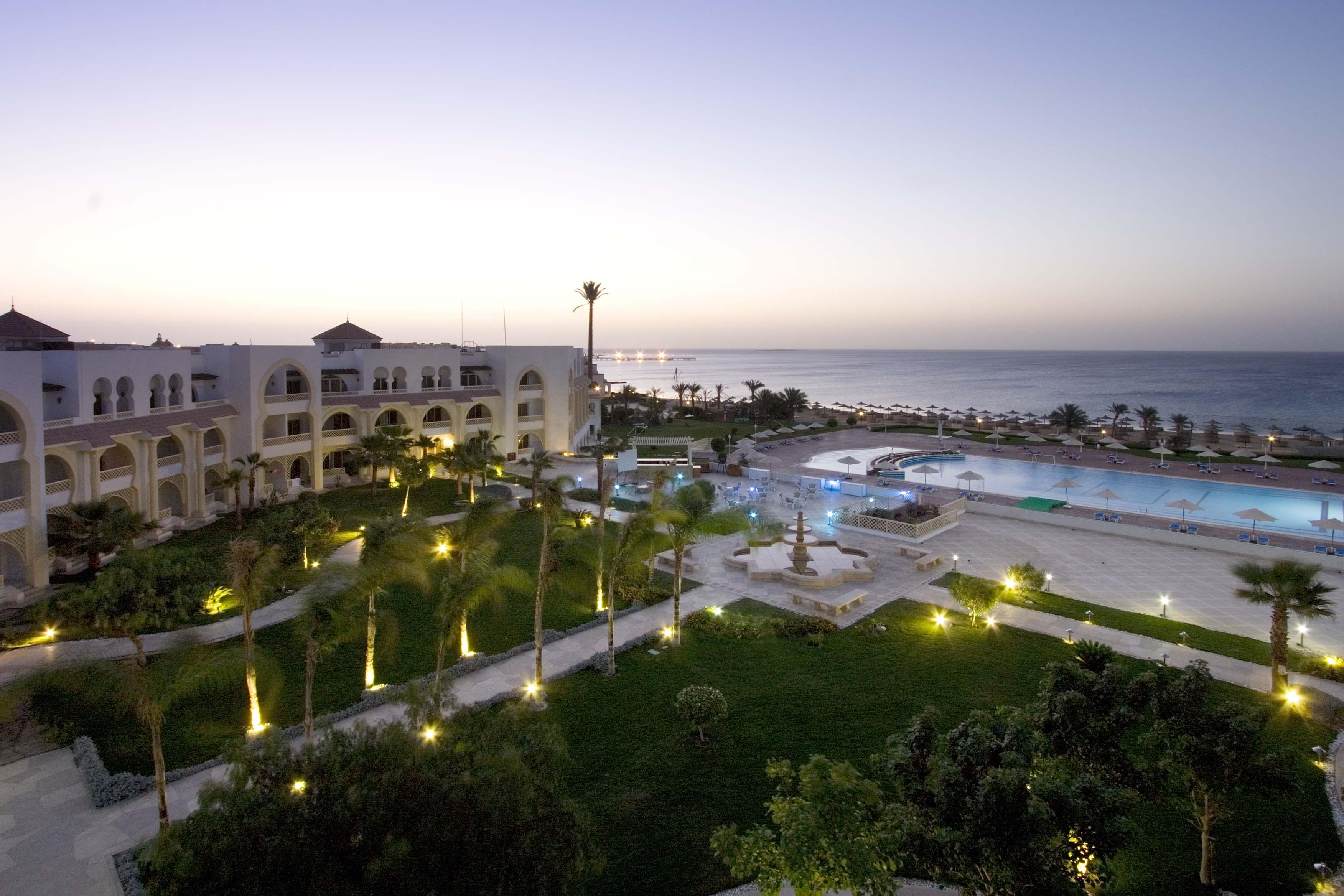 Old Palace Resort Sahl Hasheesh Hurghada Esterno foto The resort at night