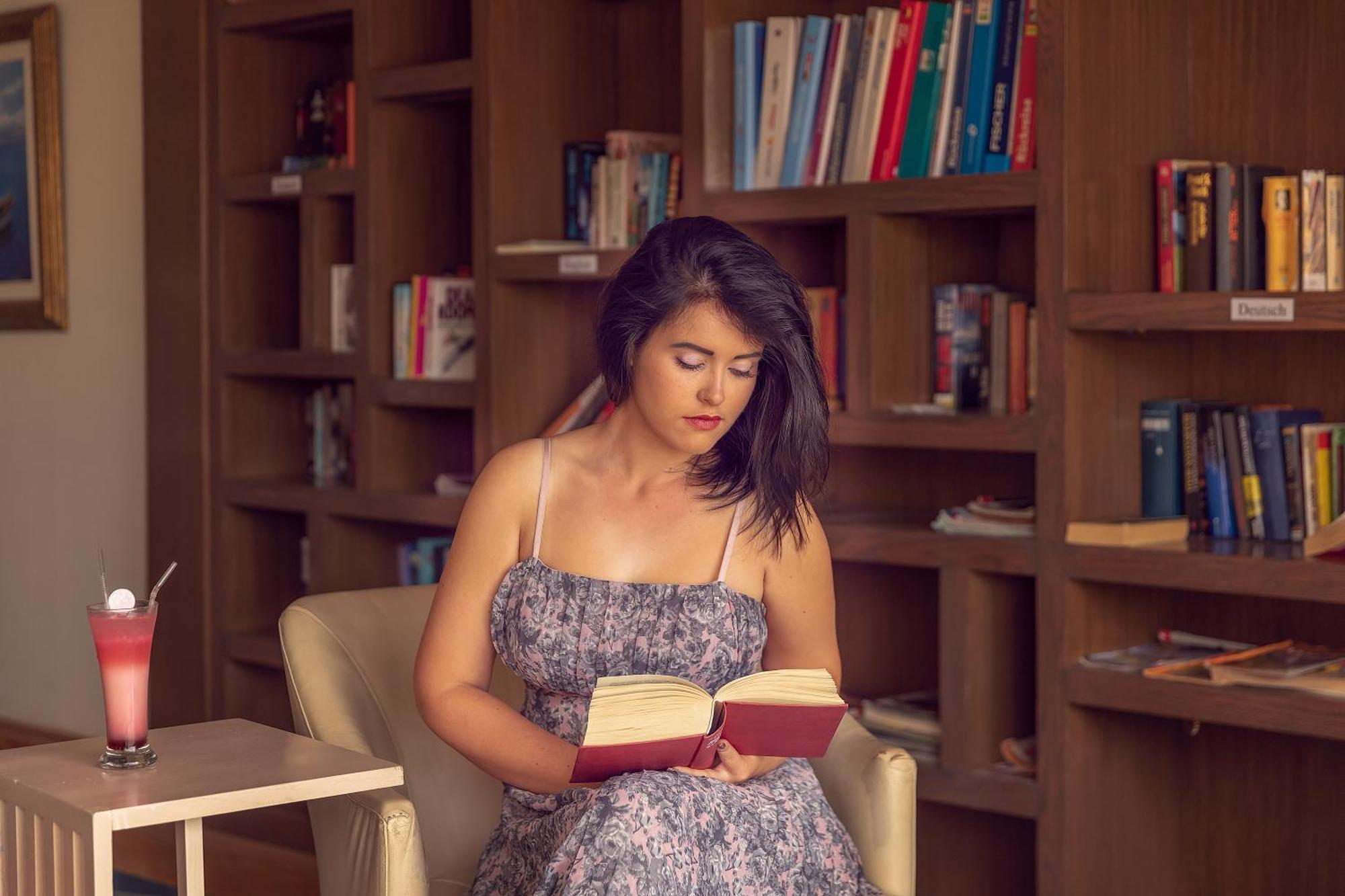 Old Palace Resort Sahl Hasheesh Hurghada Esterno foto A woman reading a book