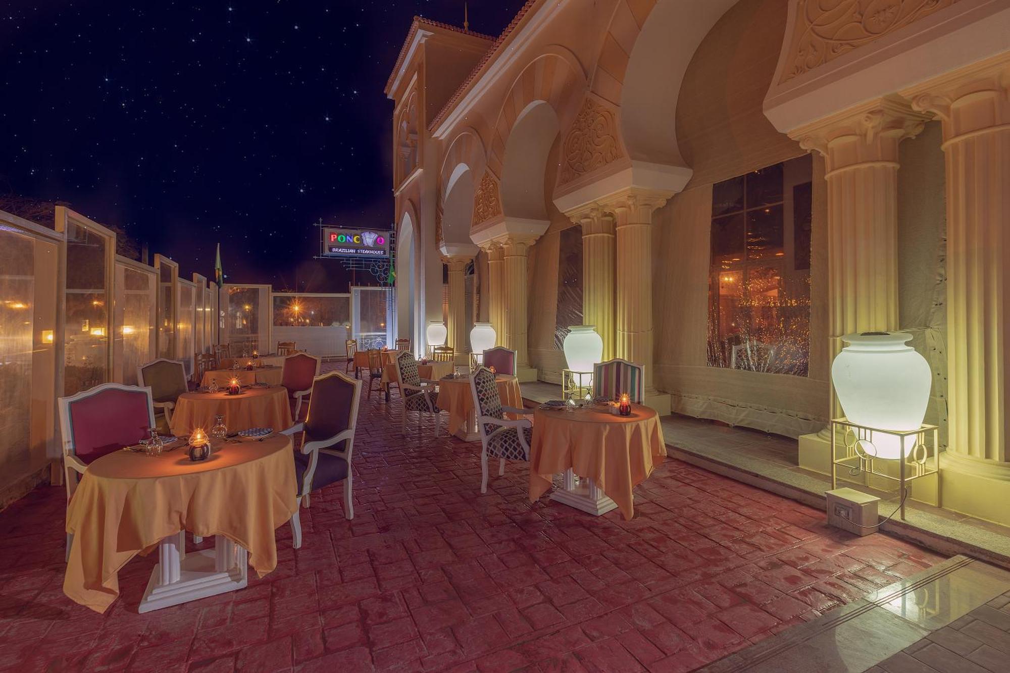 Old Palace Resort Sahl Hasheesh Hurghada Esterno foto The terrace of the hotel