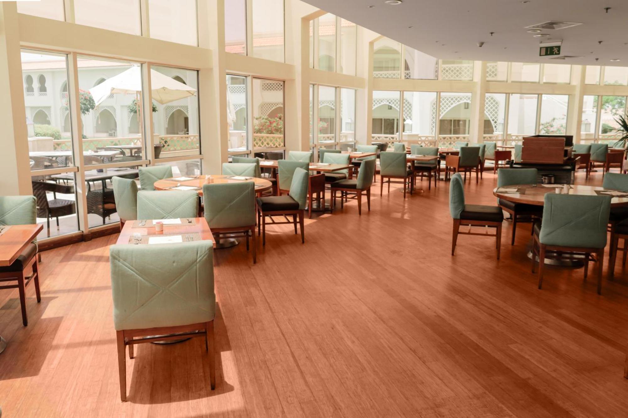 Old Palace Resort Sahl Hasheesh Hurghada Esterno foto A restaurant with vinyl flooring